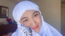 Member JKT48 asal Jogja ini memang beberapa momen abadikan foto saat selfie setelah salat. Shani JKT48 dengan senyum manis ini dipuji para fans JKT48. Foto ini pun banjir like dan komentar dari netizen. (Liputan6.com/IG/jkt48.shani)