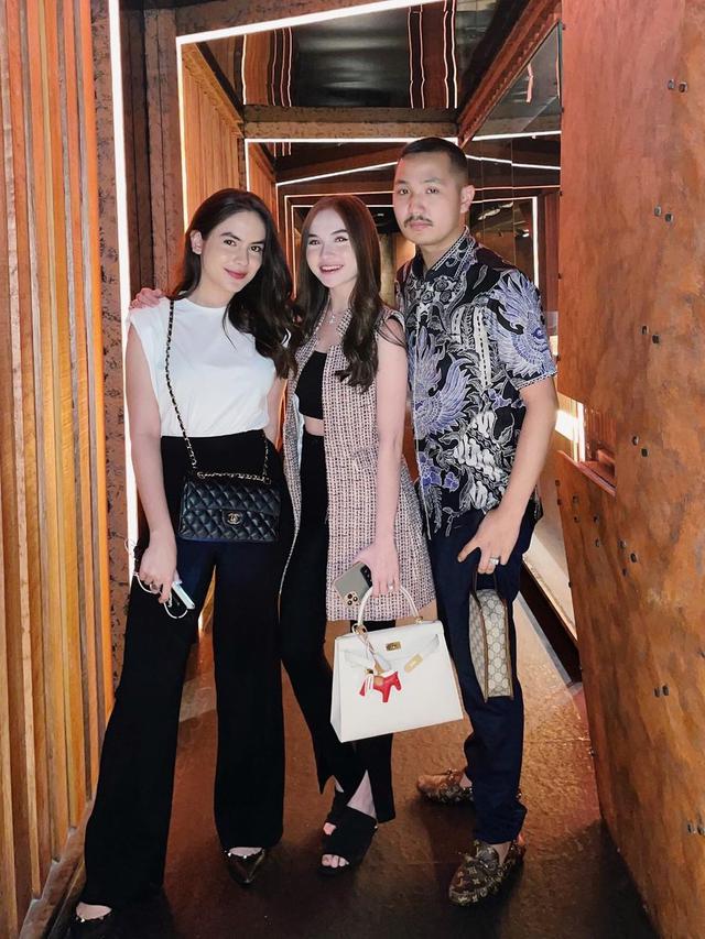 <span>Steffi Zamora, Elina Joerg dan Gusti Ega. (Sumber: Instagram/steffizamoraaa)</span>