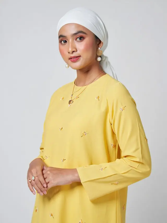 Warna jilbab yang cocok dipadukan dengan gamis butter yellow (Foto: Reve Art AI)
