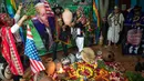 Dukun melakukan ritual mistik dengan memegang gambar calon presiden dari Partai Demokrat Joe Biden dan pesaingnya Donald Trump, di Lima, Peru, Rabu (16/9/2020). Mereka mencoba memprediksi siapa pemenang dari pemilihan presiden AS yang akan dihelat pada 3 November mendatang. (AP Photo/Rodrigo Abd)