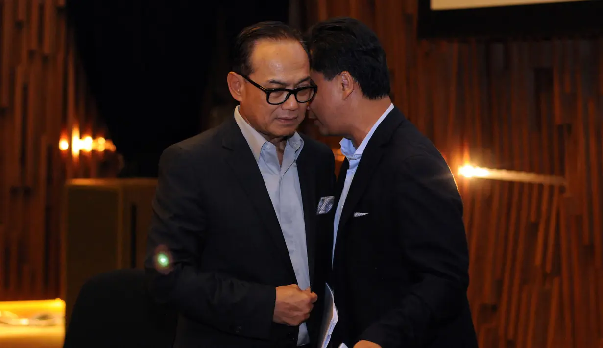 Pendiri Foreign Policy Community of Indonesia, Dr. Dino Patti Djalal (kanan) berbincang dengan Suryo Bambang Sulisto usai diskusi "Assessing President Joko Widodo's Visits to Japan and China", Jakarta,Rabu (1/4/2015). (Liputan6.com/Helmi Fithriansyah)