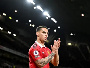 Aksi berputar-putar Antony kala Manchester United melawan Sheriff Tiraspol di Liga Europa mendapat kecaman dari berbagai pihak termasuk legenda MU dan pelatih. Karena ulahnya tersebut sang pemain akhirnya diistirahatkan atau absen saat Setan Merah berhadapan dengan West Ham United pada 30 Oktober 2022 lalu. (AFP/Oli Scarff)