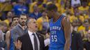 Pelatih OKC Thunder, Billy Donovan (kiri) memberikan arahan kepada Kevin Durant #35 saat melawan Warriors pada final wilayah barat NBA Playoffs di Oracle Arena, (31/5/2016) WIB. Warriors menang 96-88. (Mandatory Credit: Kyle Terada-USA TODAY Sports)