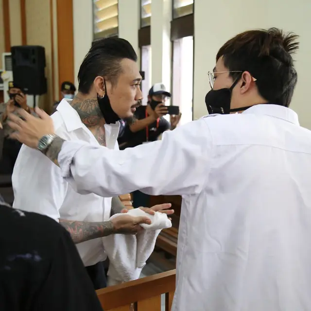 Dokter Tirta Berharap Jerinx SID Bebas.