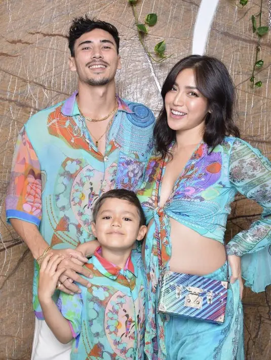 Diketahui, anak ke-2 Jessica berjenis kelamin laki-laki. Meski sedang hamil, Jessica tetap seksi dengan blouse crop top dipadukan pallazo pants colorful serasi dengan suami dan anaknya. 