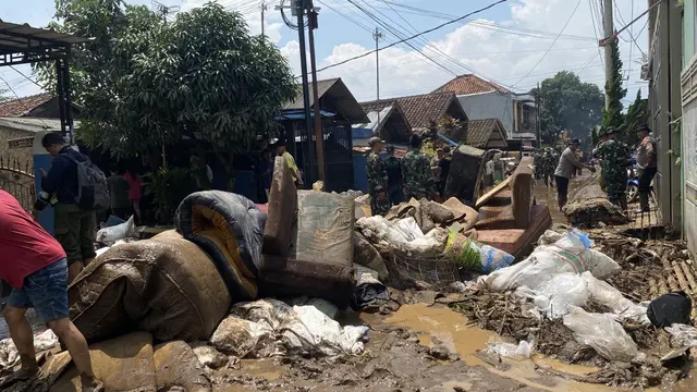 Banjir lumpur menerjang permukiman warga di Desa Bojong, Kabupaten Bandung