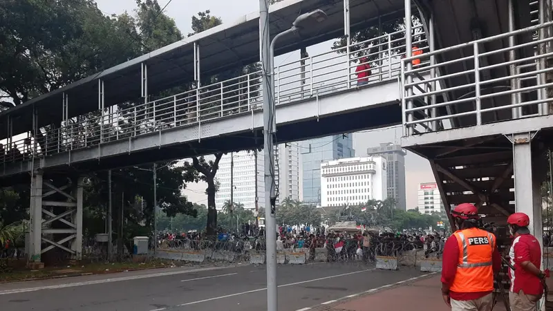 Pendemo bertahan di Patung Kuda, Jakarta Pusat, Selasa (20/10/2020).