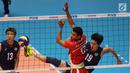 Pemain Timnas voli putra Indonesia, Aji Maulana (tengah) gagal menahan bola saat melawan Korea Selatan pada babak 8 besar Grup E Kejuaraan Voli Asia 2017 di GOR Tri Dharma, Gresik, Kamis (27/7). Indonesia kalah 3-1. (Liputan6.com/Helmi Fithriansyah)