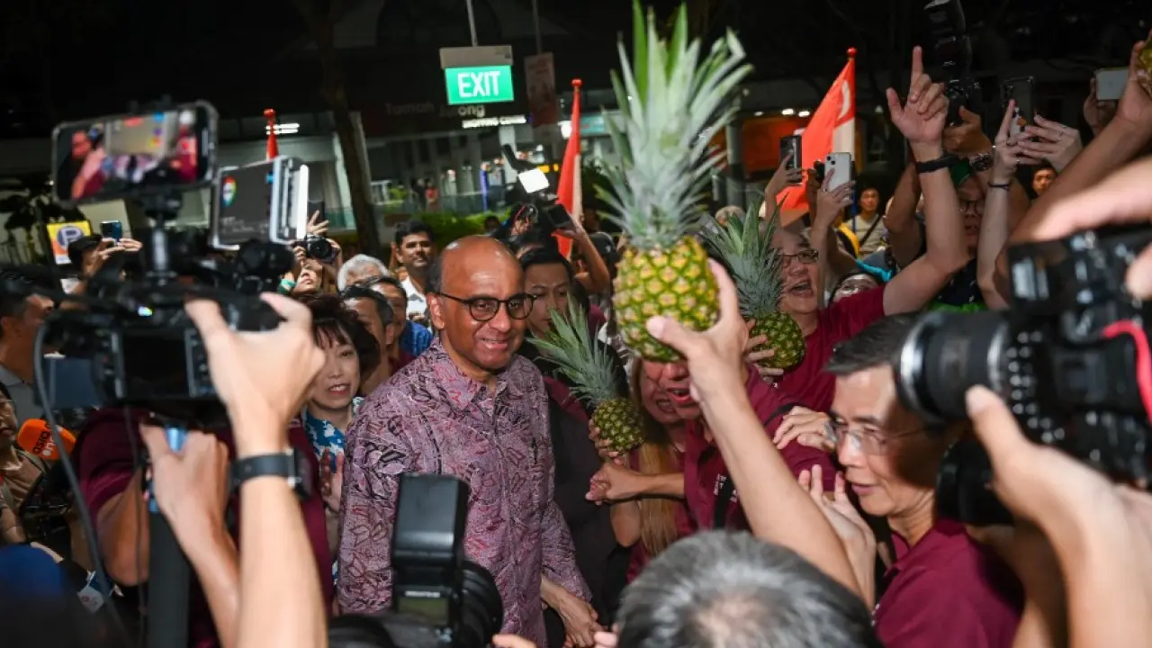 Tharman Shanmugaratnam menemui pendukungnya sambil menunggu hasil pemilihan Presiden di Singapura. (AFP)