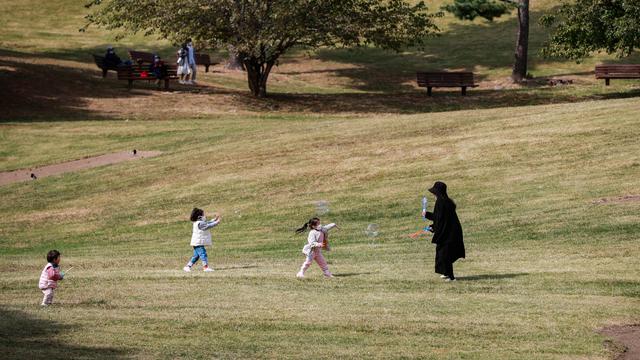 Menikmati Hari Musim Gugur yang Hangat di Taman Olimpiade