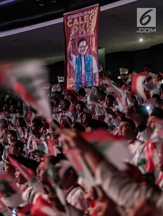 Kader PKB menghadiri konsolidasi caleg PKB Pemilu 2019 sekaligus haul Abdurrahman Wahid, Gus Dur di Jakarta, Senin (17/12). Jokowi meminta caleg dari PKB  untuk mencegah isu-isu hoax dalam  meningkatkan elektabilitas partai. (Liputan6.com/Faizal Fanani)