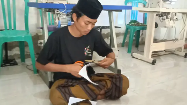 Salah satu santri alumni Ponpes Bumi Damai Al Mustawa ketika memproses pembuatan peci hitam. (Liputan6.com/Ahmad Adirin)