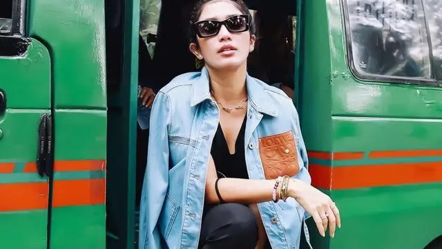 Artis cantik naik angkot (Instagram/@ussypratama)