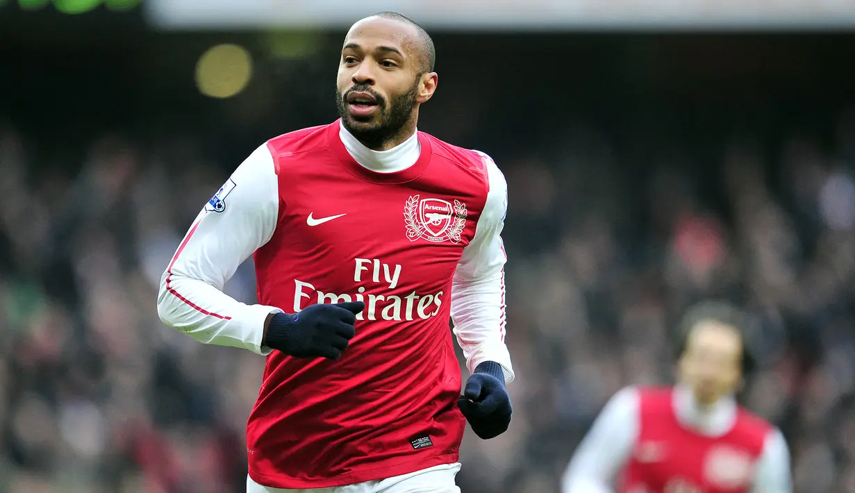 Thierry Henry merupakan salah satu penyerang terbaik yang pernah dimiliki Arsenal. Menikmati masa keemasan pada tahun 1999 hingga 2007 di Emirates, ia akhirnya memutuskan untuk hengkang ke Barcelona. Henry sukses mempersembahkan gelar Liga Champions di musim perdananya. (AFP/Glyn Kirk)