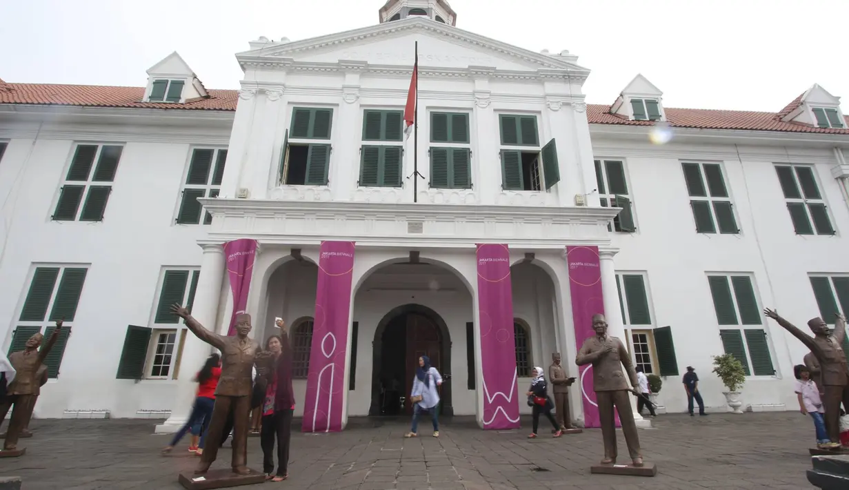 Pengunjung berfoto patung Presiden pertama RI Sukarno dipajang di depan Museum Fatahillah, kawasan Kota Tua, Jakarta, Rabu (15/11). Patung-patung tersebut memperlihatkan Sukarno dengan berbagai pose. (Liputan6.com/Immanuel Antonius)