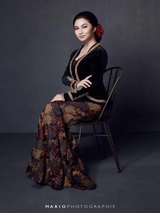 Lihat betapa anggunnya Ariel Tatum saat mengenakan busana adat jawa. Dengan makeup yang sederhana, ia terlihat begitu memesona. (Foto: instagram.com/arieltatum)