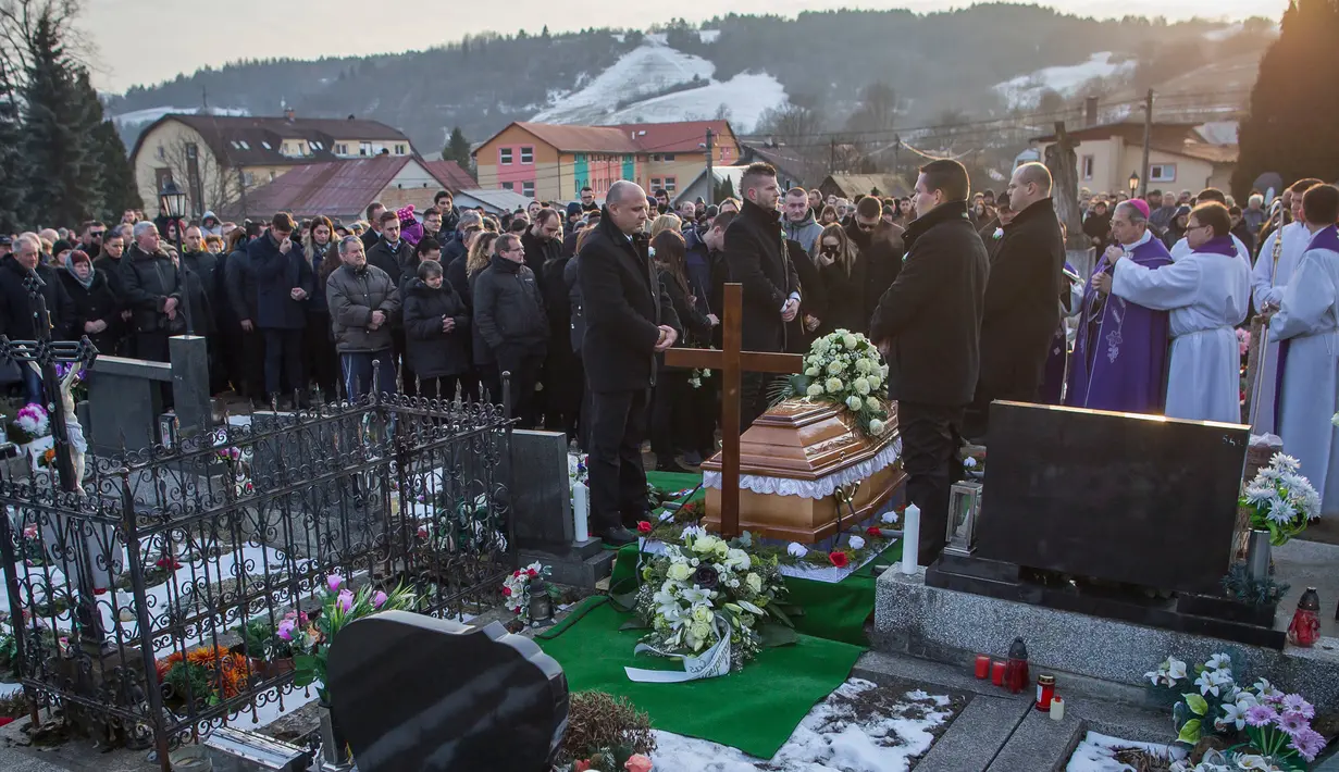 Kerabat dan keluarga menghadiri pemakaman wartawan Jan Kuciak yang tewas dibunuh di Stiavnik, Slovakia (3/3). Tewasnya Kuciak ini terkait peliputannya yang mengungkap adanya penggelapan pajak dalam jumlah yang amat besar. (AP Photo/Bundas Engler)