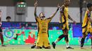 Selebrasi penyerang Persija Jakarta, Emaxwell usai mencetak gol ke gawang Madura United pada lanjutan BRI Super League 2025/2026 di Stadion Gelora Ratu Pamelingan, Jumat (24/10/2025) malam WIB. (Bola.com/Abdul Aziz).