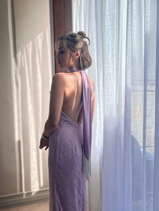 Potongan rambut pendeknya ditata dengan half bun yang elegan [@sarawijayanto]