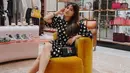 Masha Aruan memang seringkali tampil girly, yang kali ini ia lebih memilih tas I Heart NY berukuran kecil, dipadu dengan mini dress bermotif apel yang juga berasal dari koleksi musim gugur Kate Spade New York. Foto: Document/Kate Spade New York.