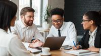 Jangan ssal ngobrol di kantor! Beberapa topik bisa terdengar biasa saja, tapi ternyata bisa menyinggung rekan kerja dan membuat kamu terlihat kurang profesional, lho! Yuk, kita cari tahu topik-topik sensitif yang sebaiknya kamu hindari. (Foto dok: Freepik/drobotdean).