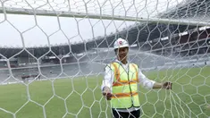 Menpora RI, Imam Nahrawi, mengecek jaring gawang saat meninjau SUGBK di Senayan, Jakarta, Selasa (8/8/2017). Renovasi SUGBK ditargetkan rampung pada bulan Oktober 2017. (Bola.com/M Iqbal Ichsan)