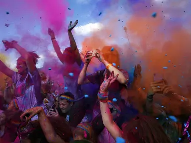 Para peserta Sydney Color Run melemparkan pewarna ke udara saat berlangsungnya lomba lari sejauh lima kilometer, Australia, (24/8/2014). (REUTERS/Jason Reed)