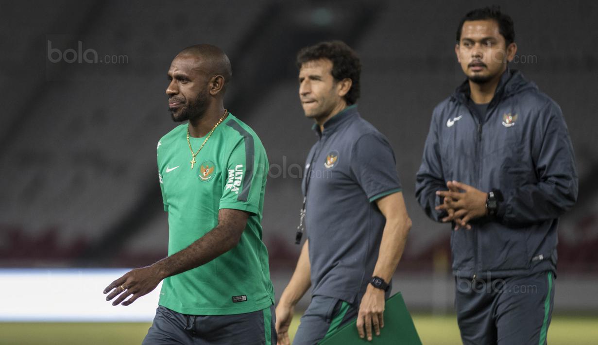 Pelatih Timnas Indonesia, Luis Milla, usai berdiskusi dengan Boaz Solossa saat latihan di SUGBK, Jakarta, Sabtu (13/1/2018). Striker asal Persipura itu dipanggil untuk membicarakan strategi. (Bola.com/Vitalis Yogi Trisna)