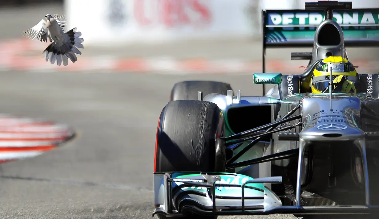 Salah satu aksi Nico Rosberg bersama tim  Mercedes AMG  pada ajang Formula One GP Monako di  Monte Carlo (26/5/2013). (EPA/Nicolas Bouvy)