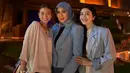 Momen makan malam dalam rangka perayaan ulang tahun Daffa Wardhana ini juga menjadi momen temu kangen antara Marini Zumarnis dengan Febby Rastanty dan Yuki Kato. Sudah sering terlibat dalam satu judul bareng, tak heran jika artis senior berusia 48 tahun itu sangat dekat dengan Febby dan Yuki. Bahkan kebersamaan di berbagai momen terlihat bak ibu anak kandung. (Liputan6.com/IG/@marinizumarnisreal)