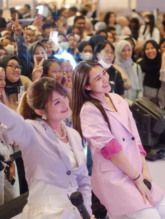 Aaliyah pun menggerai rambut panjangnya, dengan riasan yang natural saat mengenakan blazer tersebut. [@aaliya.massaid]