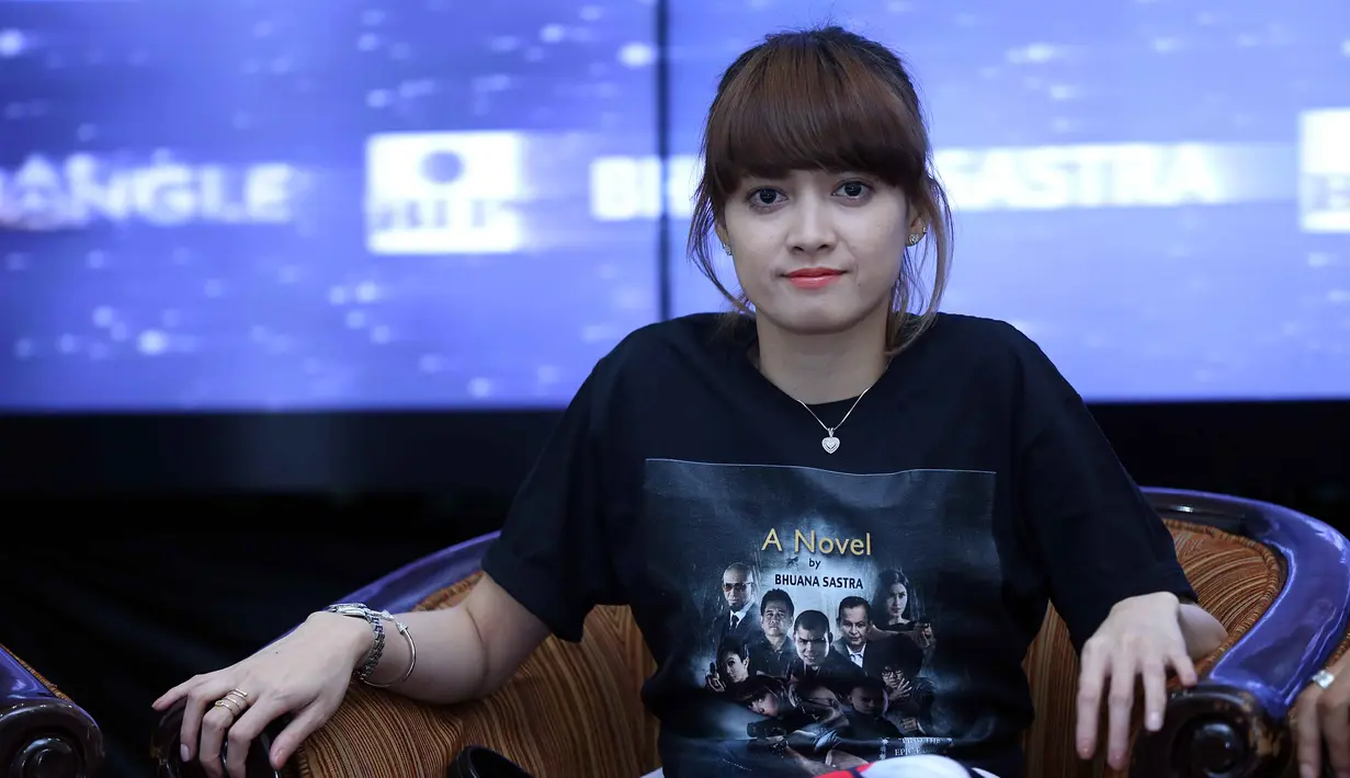 Seringnya menangkis pukulan dari petinju asal Banjarnegara tersebut, membuat tanggannya lebam kebiruan. "Dia lawan Chris John sampai jungkir balik," lanjut Deddy Corbuzier. (Nurwahyunan/Bintang.com)