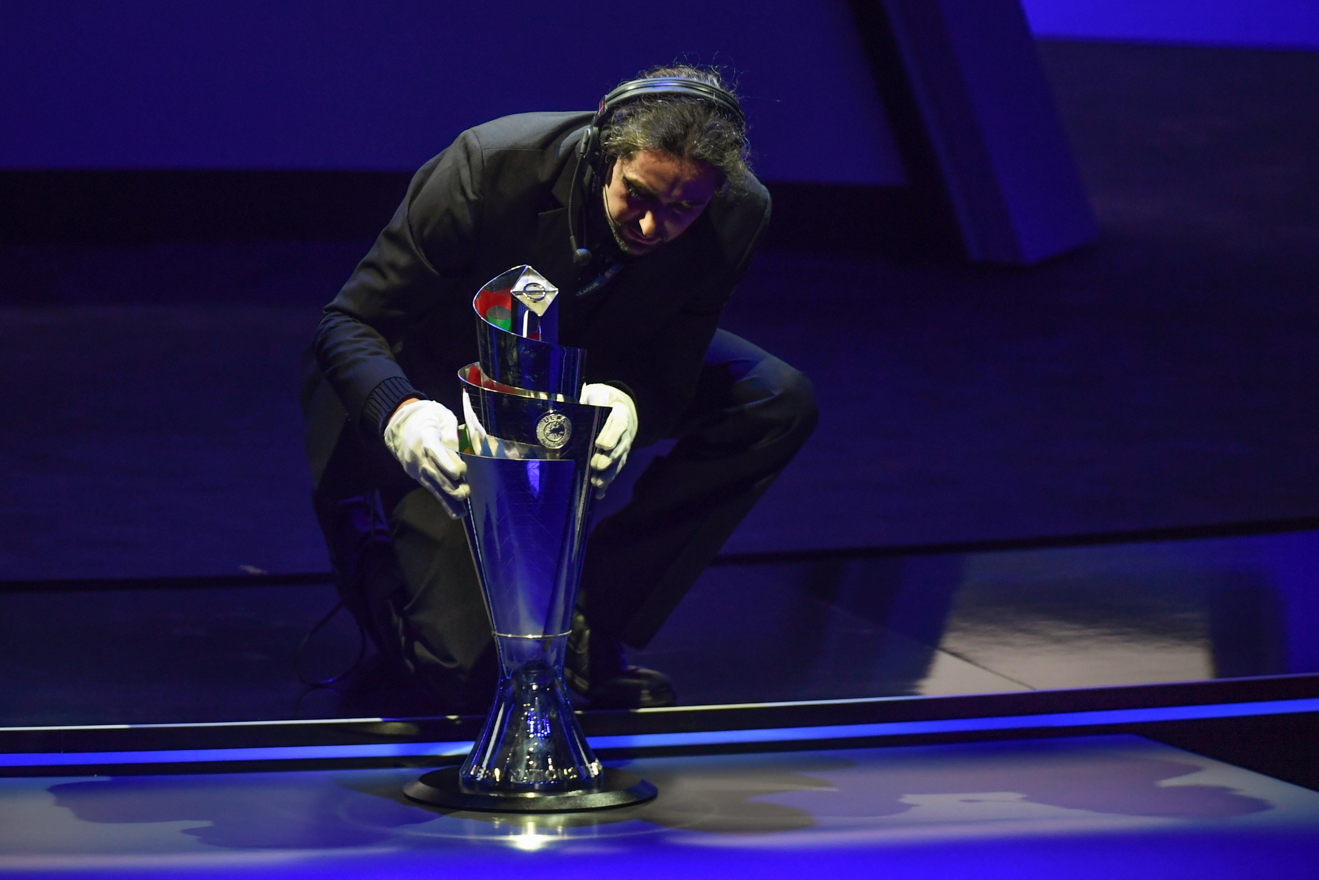 Petugas memajang trofi Nations League pada acara undian. (AFP/Philippe Desmazes)