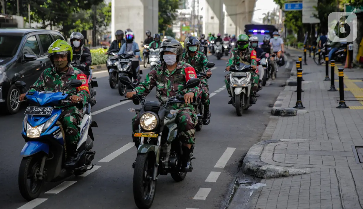 Petugas gabungan dari Satpol PP, Dishub, polisi hingga TNI melakukan patroli di kawasan Jalan Fatmawati, Jakarta, Kamis (15/4/2020). Patroli gabungan tersebut untuk mengimbau masyarakat agar tetap dirumah dan selalu menggunakan masker saat beraktivitas di luar rumah. (Liputan6.com/Faizal Fanani)