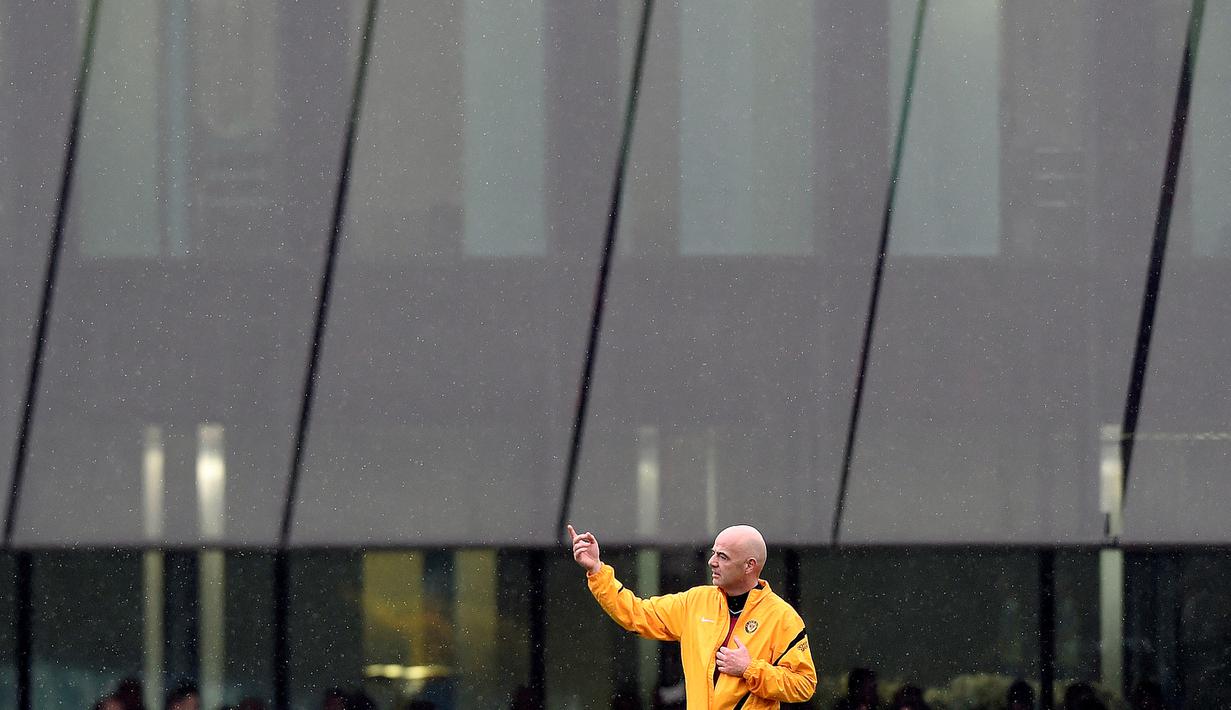 Ekspresi presiden baru FIFA, Gianni Infantino, saat mengikuti pertandingan persahabatan di kantor FIFA, Zurich, Swiss, (29/2/2016). (AFP/Valeriano Di Domenico)