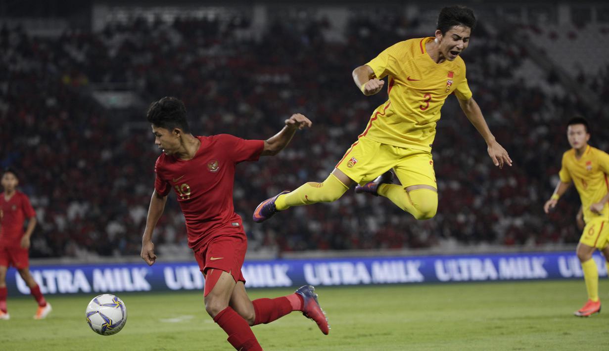 Striker Timnas Indonesia U-16, Ahmad Athallah, mengamankan bola saat melawan China pada Kualifikasi Piala AFC U-16 2020 di SUGBK, Jakarta, Minggu (22/9). Kedua negara bermain imbang 0-0. (Bola.com/Vitalis Yogi Trisna)