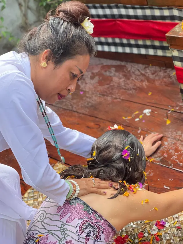 7 Potret Pevita Pearce saat Ritual di Bali, Jalani Penyembuhan Trauma
