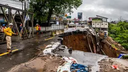 Pekerja bersiap memperbaiki lokasi longsor akibat hujan deras di kawasan Caringin, Bogor, Jawa Barat, Kamis (2/32023). Kementerian Pekerjaan Umum dan Perumahan Rakyat (PUPR) bergerak cepat tangani longsor akibat tingginya intensitas hujan di wilayah tersebut. (ADITYA AJI/AFP)