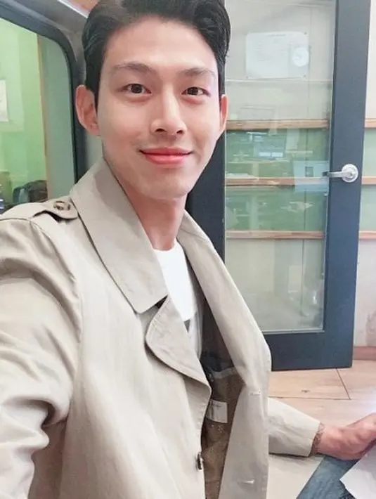 Karena dugaan tersebut akhirnya keduanya baik perempuan bersuami dan Choi Jung Won pun langsung membantah dugaan perselingkuhan tersebut. (FOTO: instagram.com/fanjungwon__choi/)