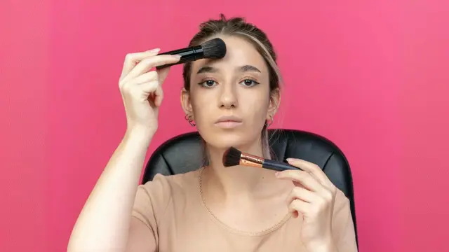 Terlalu Banyak Blush? Kenali Blush Blindness dan Cara Mengatasinya! (Foto dok : Freepik/stockking)