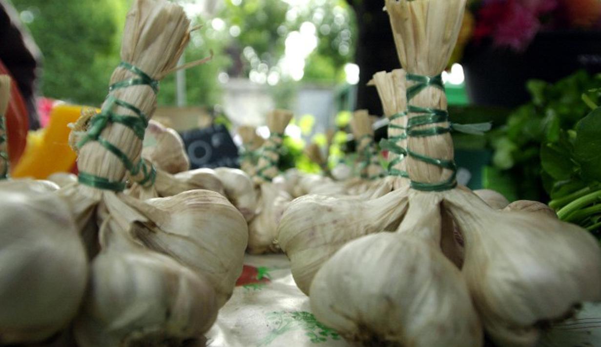 Bawang putih mengandung Allicin yang dikenal untuk mempromosikan produksi sel darah putih dan membantu melawan racun. Menghancurkan beberapa bawang putih dan menambahkannya ke makanan Anda sangat membantu dalam detosifikasi. (MYCHELE DANIAU / AFP )