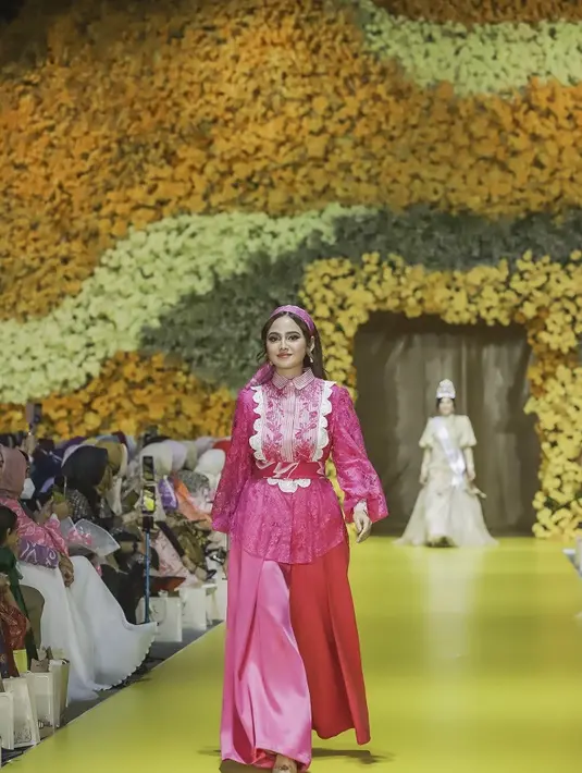 Ada pula Syifa Hadju yang tampil feminin kenakan lace blouse, silk skirt, dan belt batik mega mendung. (Credits/Tim Muara Bagdja).