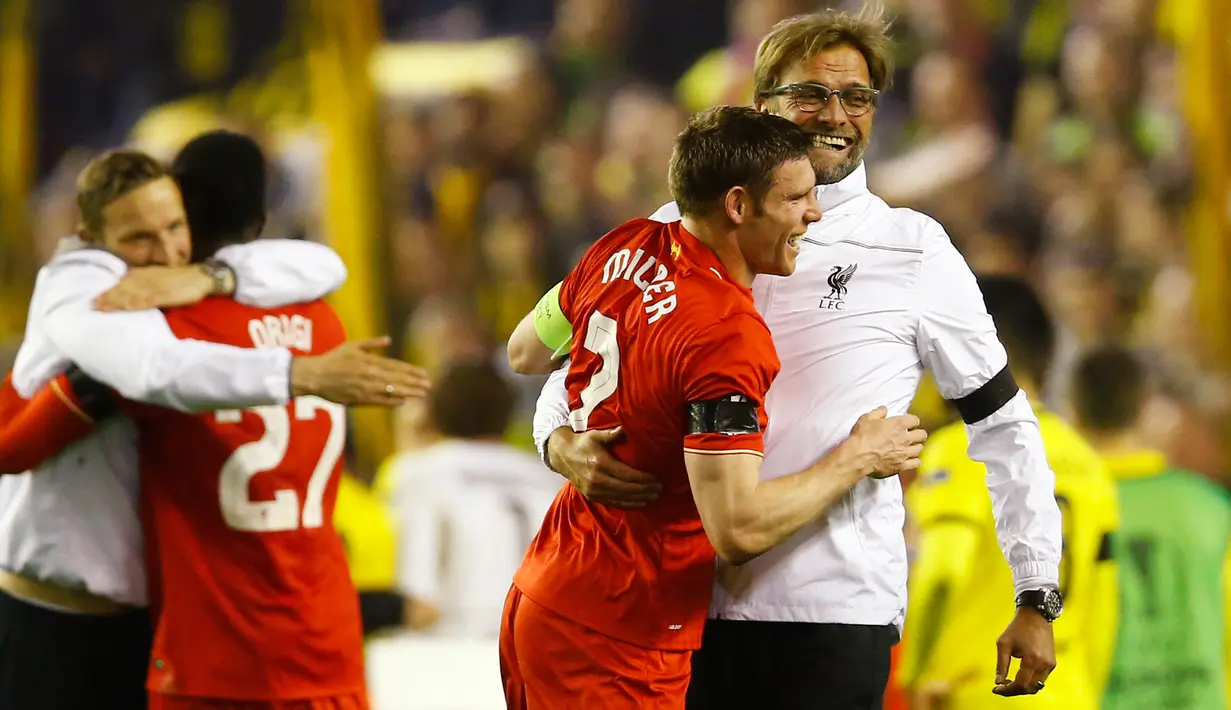 Pelatih Liverpool, Juergen Klopp memeluk gelandang James Milner usai pertandingan melawan Dortmund di leg kedua Liga Europa di stadion Anfield, Inggris, (15/4). Liverpool ke semifinal usai mengalahkan Dortmund dengan agregat 5-4. (Reuters/Darren Staples)