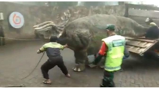 Ramai Video Dinosaurus Turun Dari Truk Di Mojosemi Magetan Surabaya Liputan6 Com