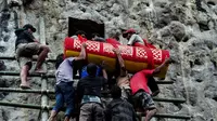 Ritual Ma’nene, Upacara Mengganti Pakaian Mayat di Tana Toraja. (Merdeka.com/Allako Pasanggang)