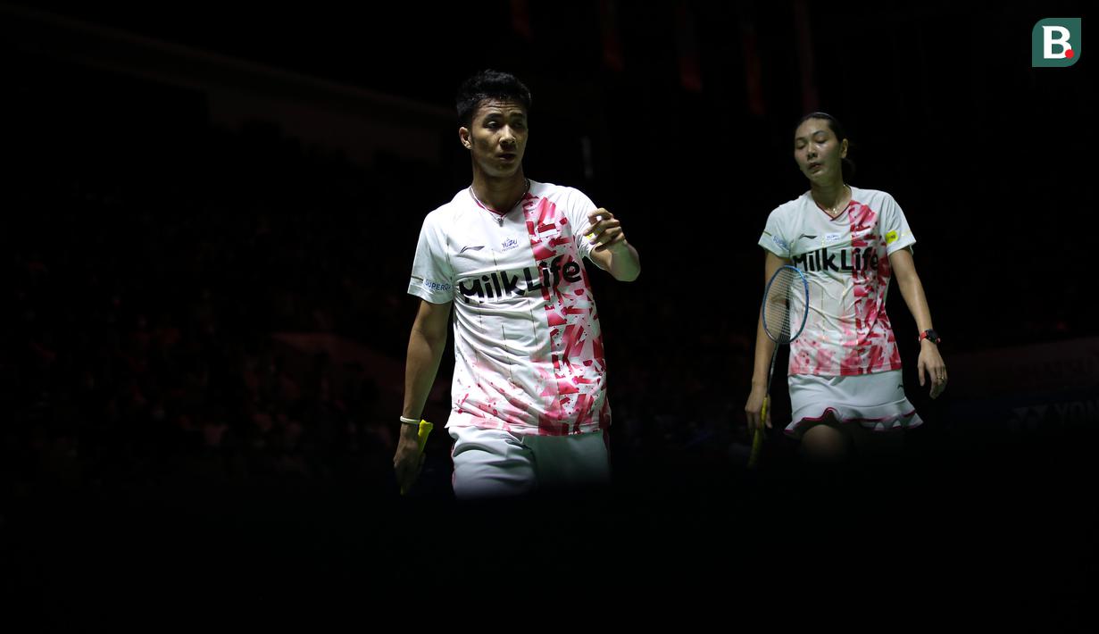 Reaksi kecewa pebulutangkis ganda campuran Indonesia, Dejan Ferdiansyah/Gloria Emanuelle Widjaja saat bertanding melawan pebulutangkis ganda campuran Jepang, Yuki Kaneko/Misaki Matsumoto pada laga perempatfinal Indonesia Masters 2023 di Istora Senayan, Jakarta, Jumat (27/01/2023). Apri/Fadia kalah dengan skor 21-16, 17-21, 18-21. (Bola.com/Bagaskara Lazuardi)