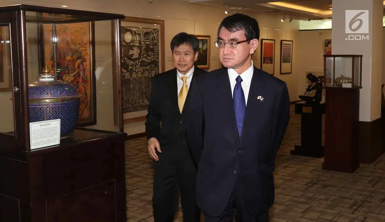 Menteri Luar Negeri Jepang Taro Kono didampingi Sekjen ASEAN, Lim Jock Hoi melihat-lihat Gedung Sekretariat ASEAN dalam kunjungannya di Jakarta, Selasa (26/6). Pertemuan ini menandai hubungan Jepang dan ASEAN yang ke-45. (Liputan6.com/Angga Yuniar)
