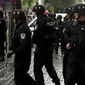 Polisi China berjaga. (BBC)