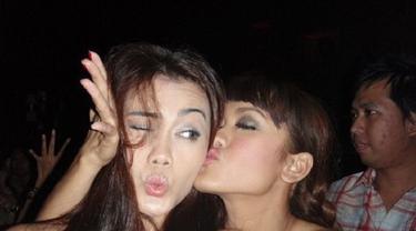 [Bintang] Nia Anggia dan Julia Perez