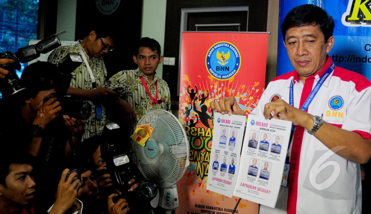 Kepala Humas Badan Narkotika Nasional (BNN) Kombes Pol Slamet Pribadi memperlihatkan foto para tahanan yang kabur dari sel tahanan BNN, Jakarta, Selasa (31/3/2015). (Liputan6.com/Yoppy Renato)